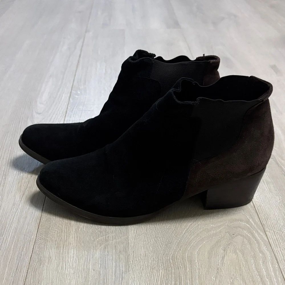 Ladies 8 Vaneli Black and Brown Suede Ankle Boots Booties